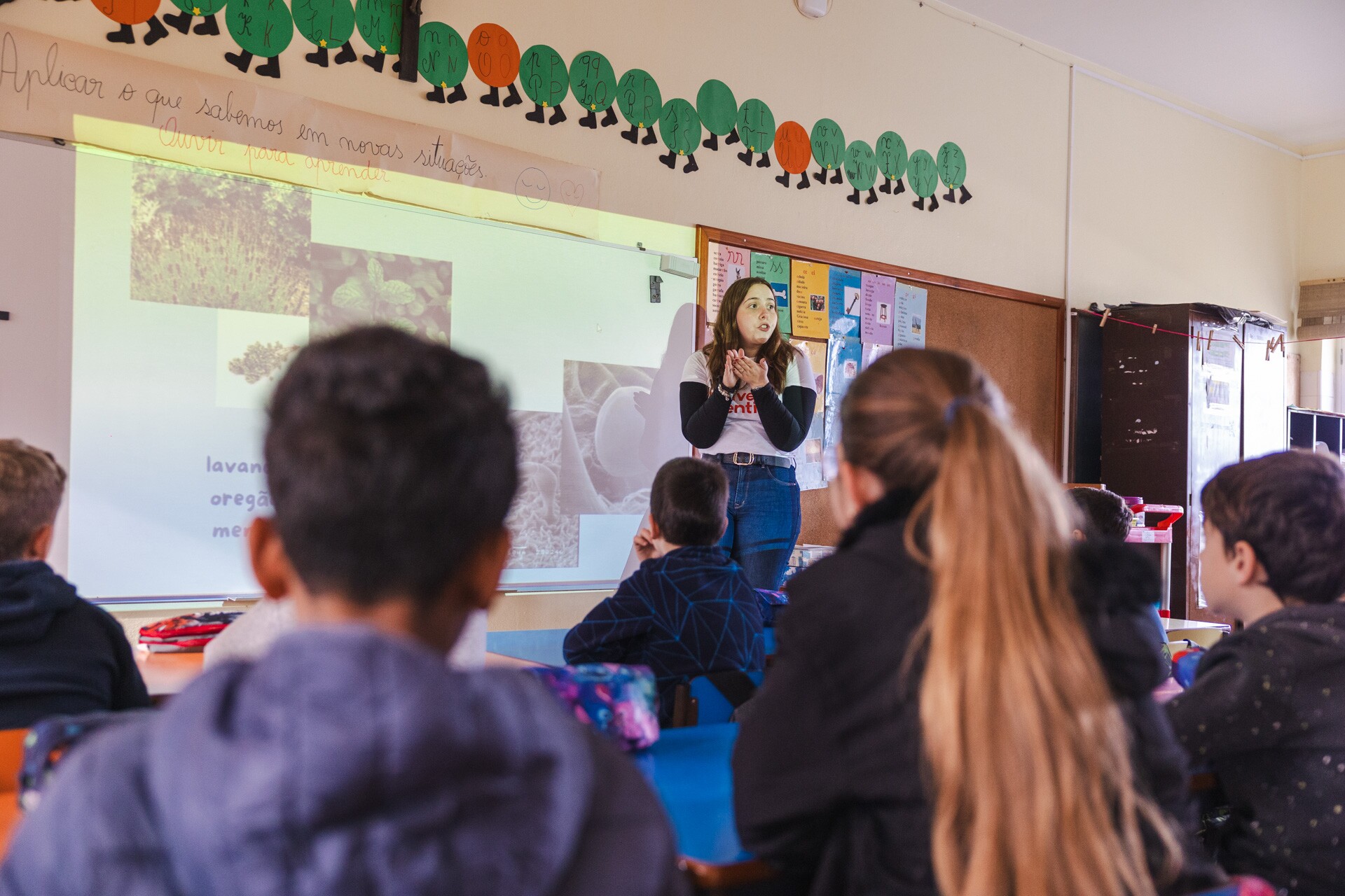 CIENTISTA REGRESSA À ESCOLA 