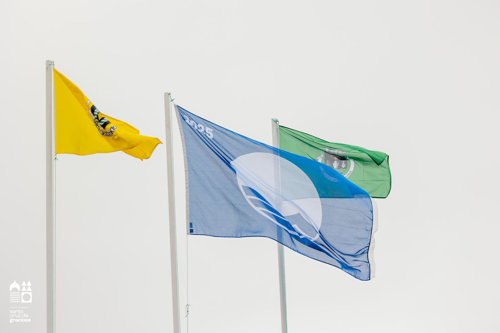 CERIMÓNIA DE HASTEAMENTO DA 1ª BANDEIRA AZUL 2025 EM PRAIAS COSTEIRAS